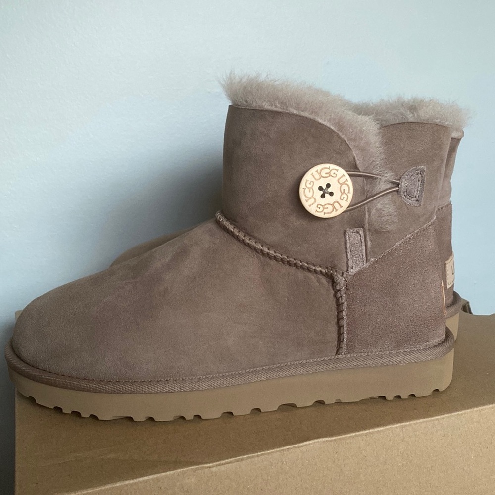 Ugg mini bailey button II size 8 color: thunder cloud
